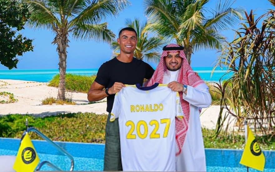 في جزيرة عائمة.. هكذا جدد رونالدو عقده مع النصر!