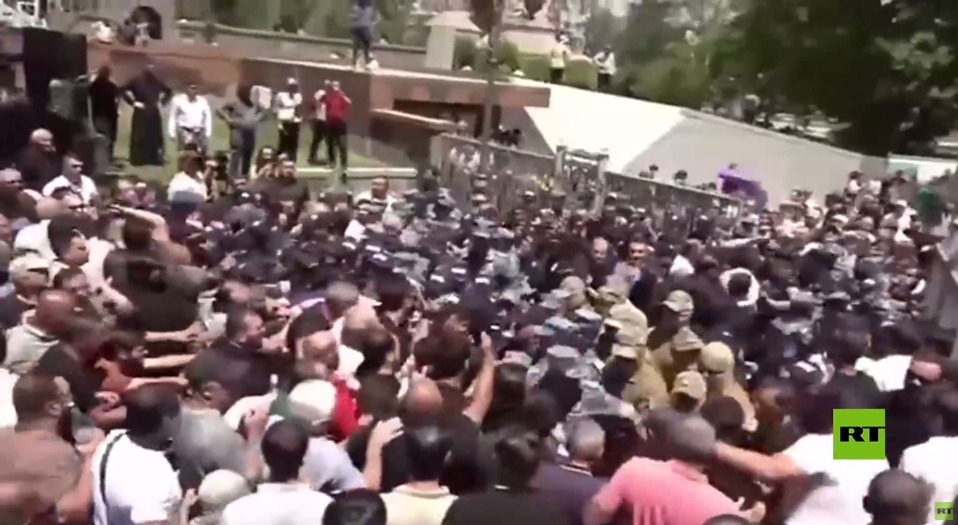 تجدد المواجهات بين قوات الأمن الأرمينية وأنصار الكنيسة الأرمنية الرسولية