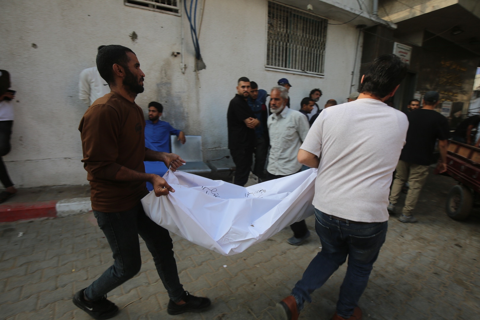 مراسلنا: مقتل 4 أشخاص وإصابة آخرين في غارة إسرائيلية على خيمة تؤوي نازحين في غزة (فيديو)