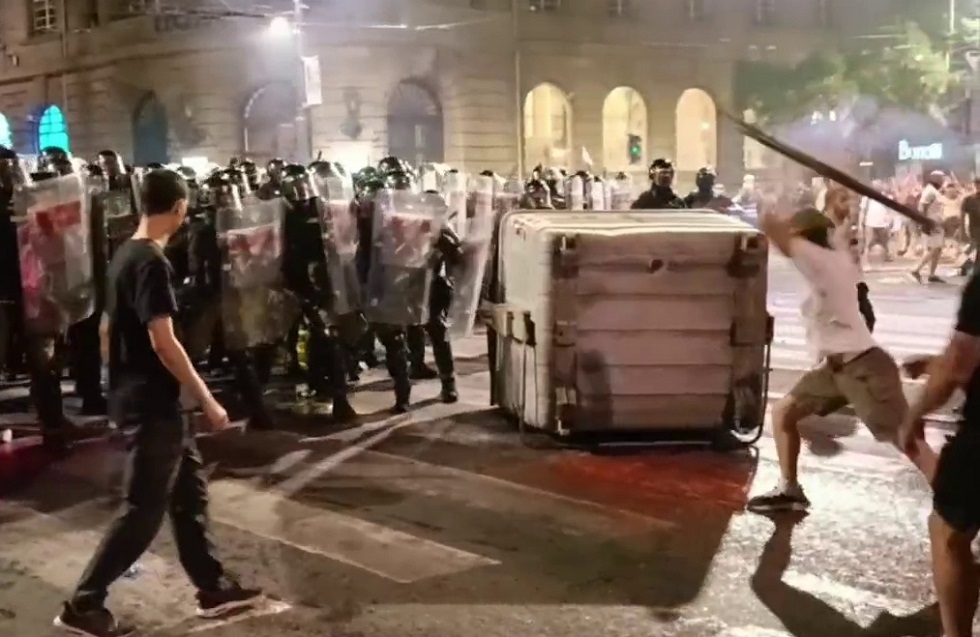 المتظاهرون في بلغراد يدعون إلى تدمير صربيا