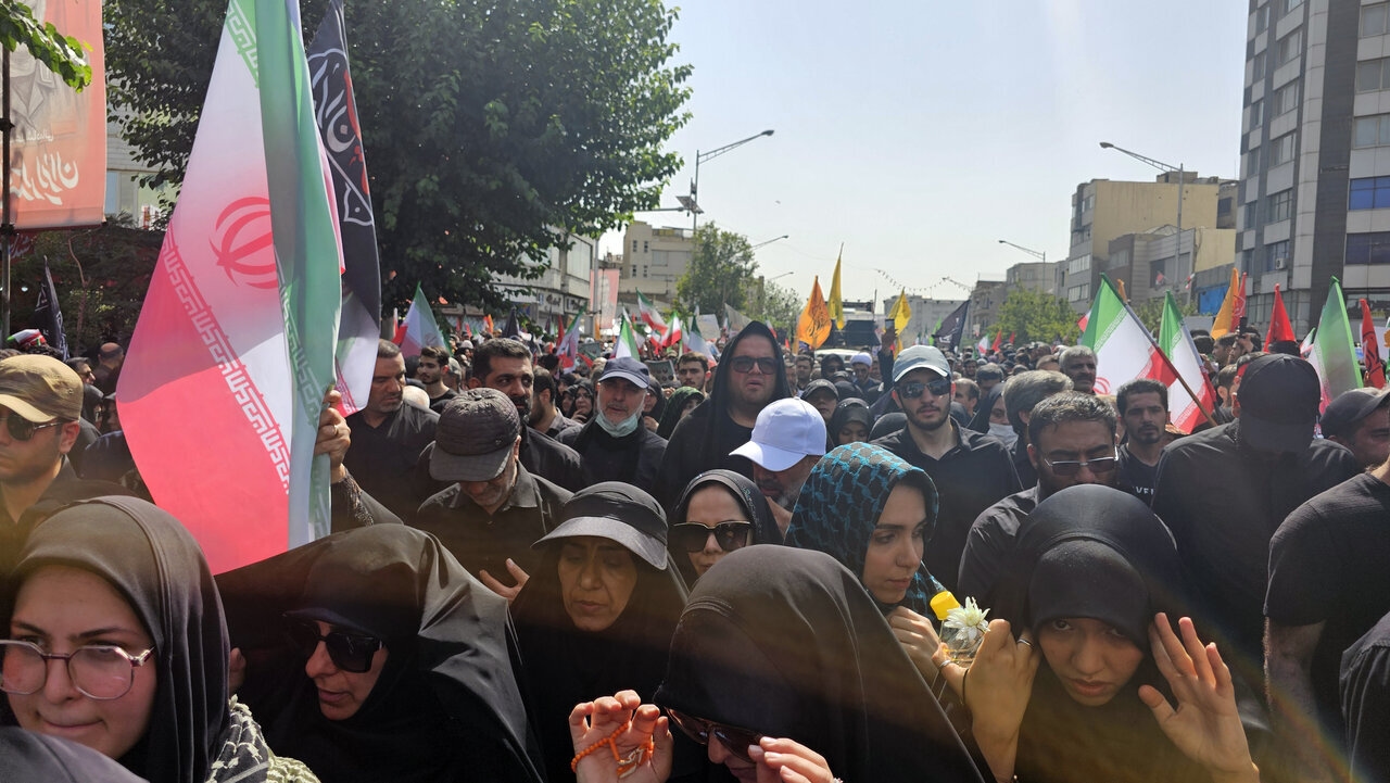 الإيرانيون يودعون قائد قوة الجوفضاء بالحرس الثوري الذي قتل بالهجوم الإسرائيلي (صور+فيديو)