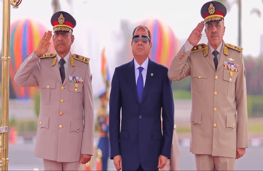 الجيش المصري يوجه رسالة بالتزامن مع الإطاحة بالإخوان المسلمين (فيديو)