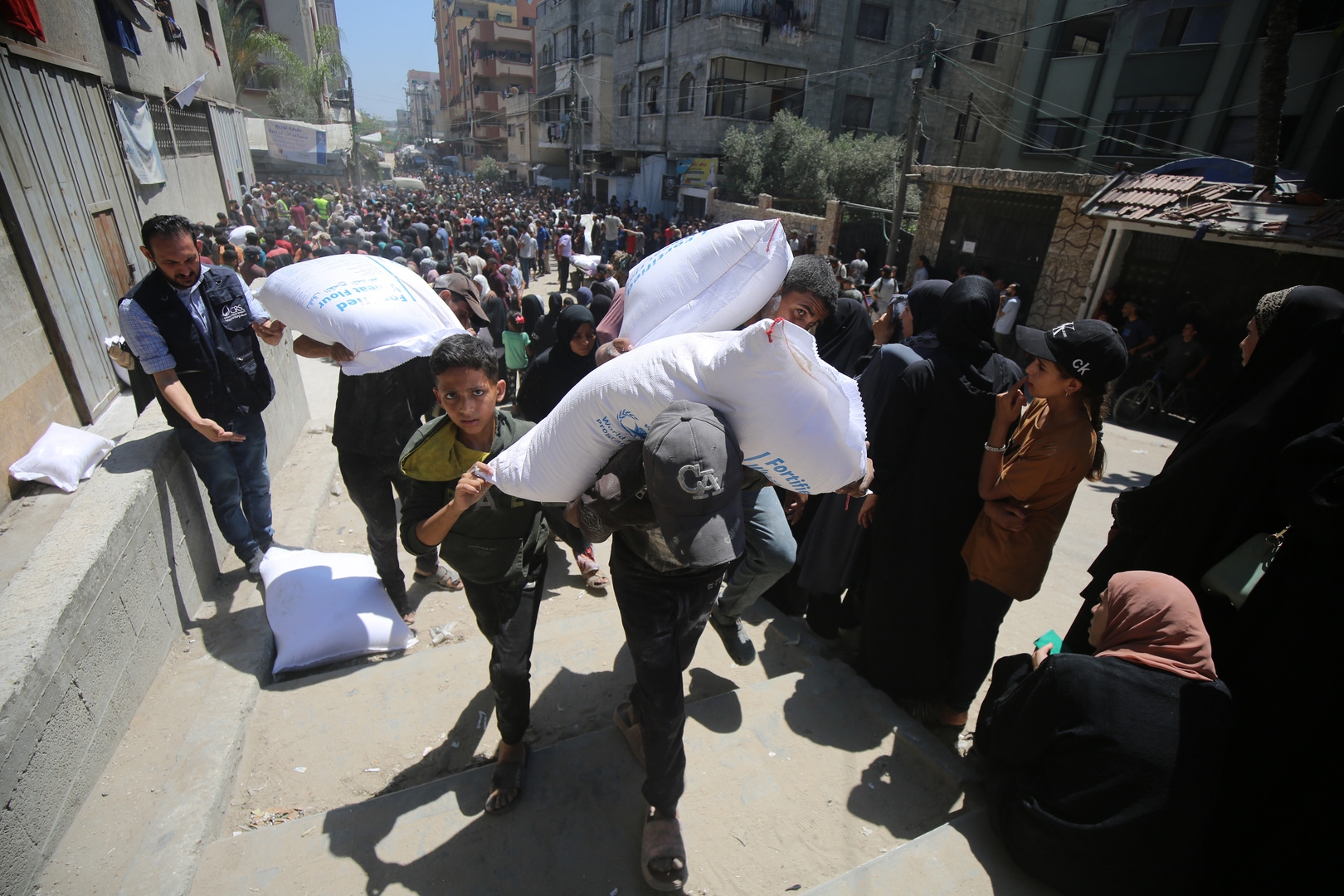 "مخدرات في الطحين".. فلسطيني يعثر على حبوب مخدرة في كيس المساعدات الأمريكية - الإسرائيلية (صورة)