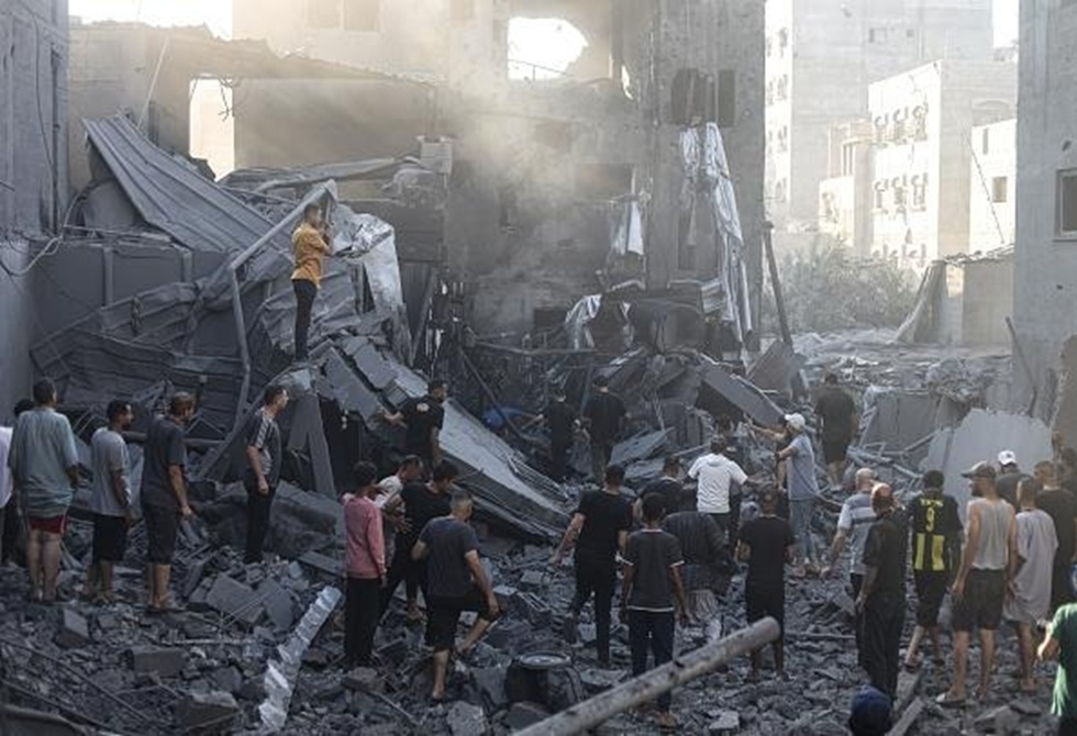 الغارديان: إسرائيل استخدمت ذخائر ثقيلة في قصف مقهى "الباقة" بغزة ما يعد جريمة حرب