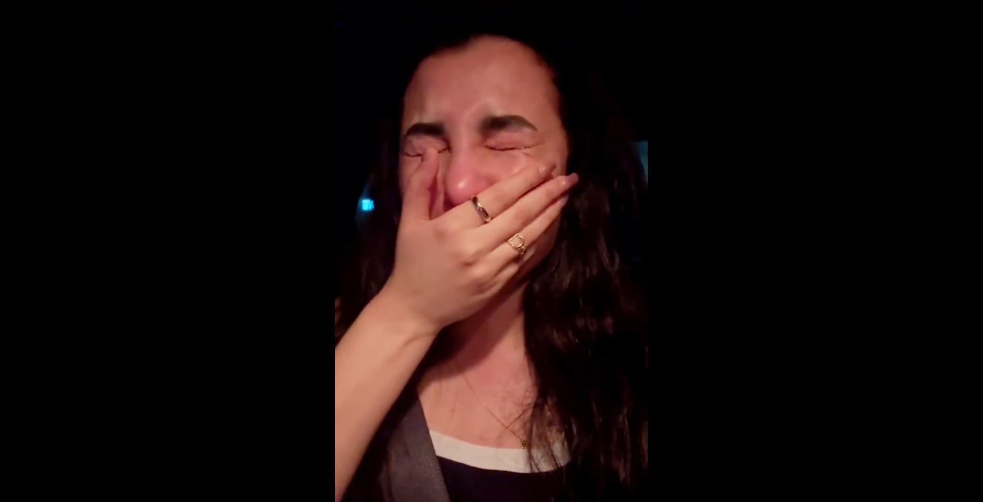 فنانة مصرية تستغيث عبر بث مباشر من برلماني سابق