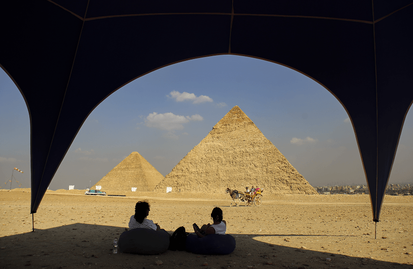 مصر.. وزارة الآثار تعلق على فيديو "كارثي" مثير للجدل في منطقة الأهرامات
