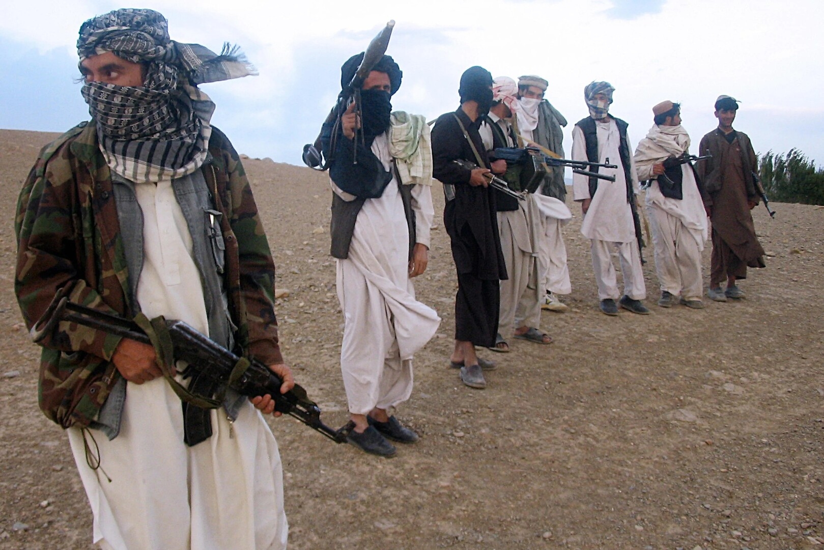 فضيحة تهريب الأفغان.. حكومة بريطانيا تواصل تكتمها على عملية سرية للغاية.. و100 ألف شخص مهدد بالقتل!