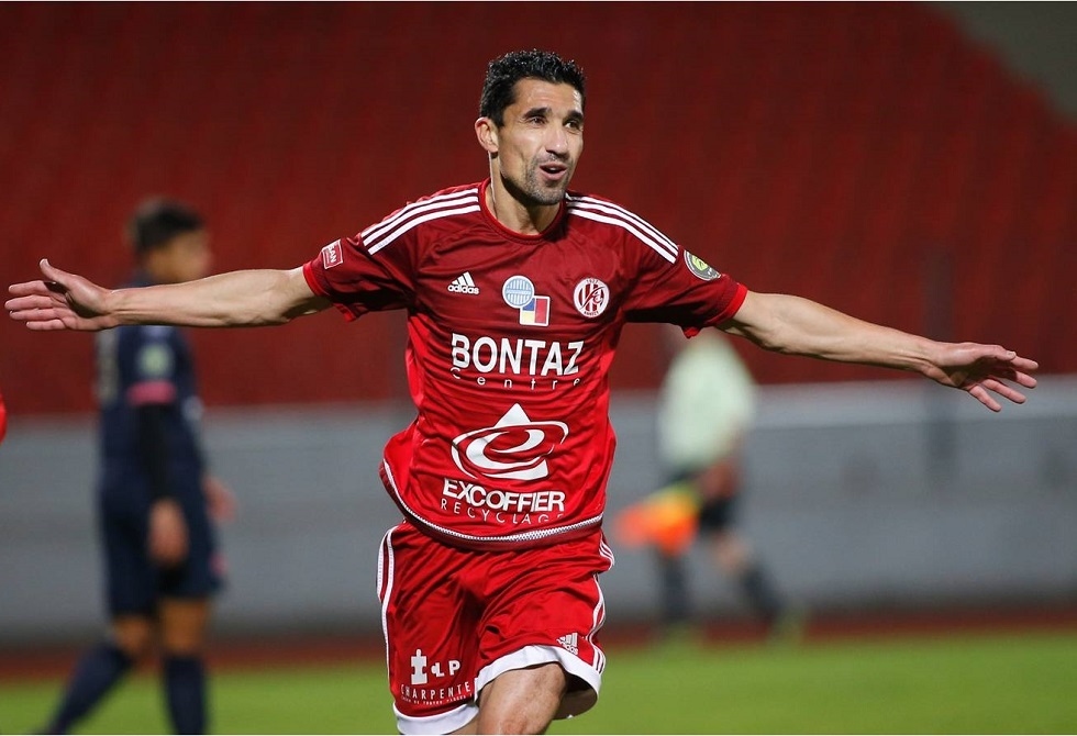 لاعب جزائري يعتزل كرة القدم في عمر الـ51 عاما