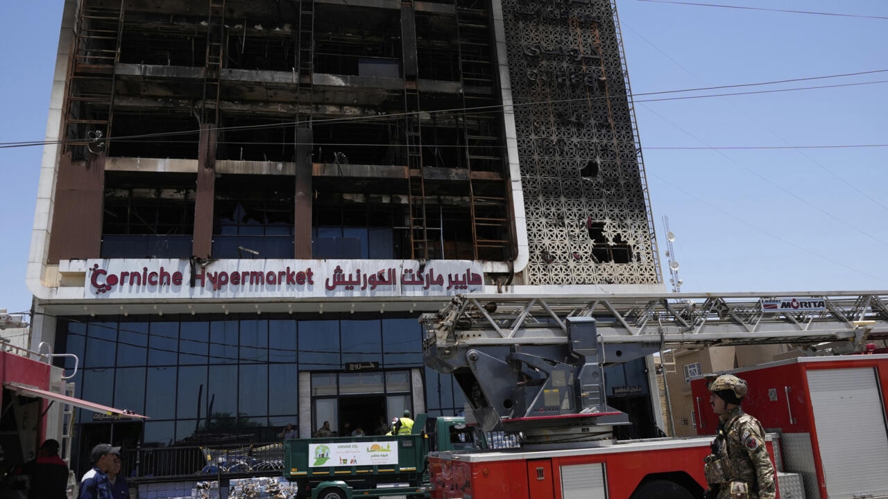 العراق.. الطلب العدلي يسلم 15 جثة متفحمة تعود لضحايا حريق الكوت إلى ذويهم (فيديو)