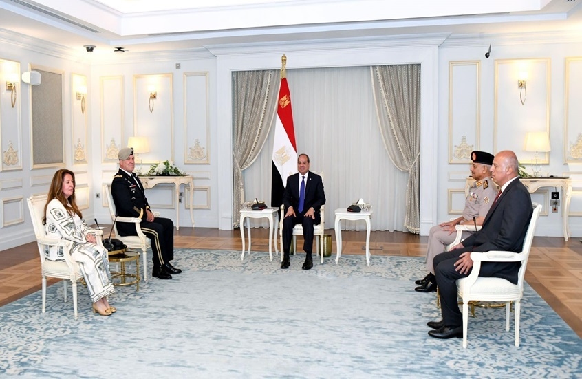 بعد تصريحات ترامب.. السيسي يبحث قضية المياه مع قائد عسكري أمريكي كبير