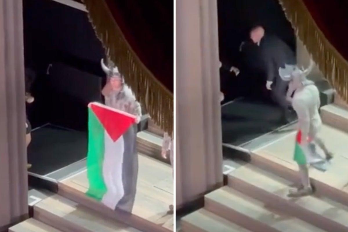 فشلوا في انتزاعه منه.. فنان يرفع علم فلسطين على مسرح دار الأوبرا الملكية في بريطانيا (فيديو)