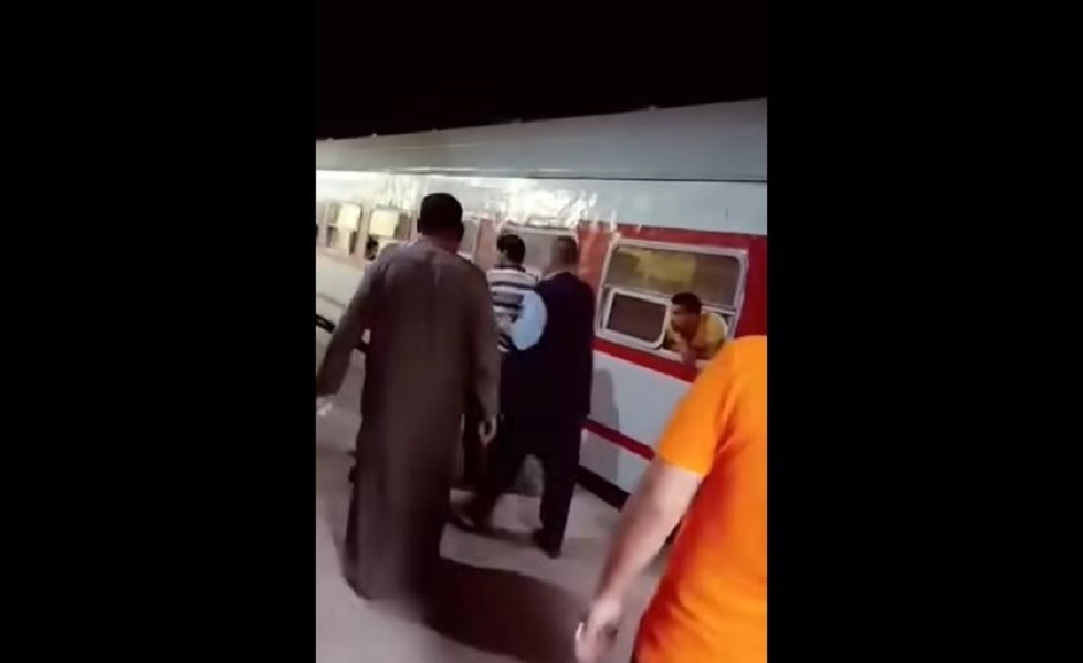 فيديو داخل محطة قطار في مصر يثير ضجة