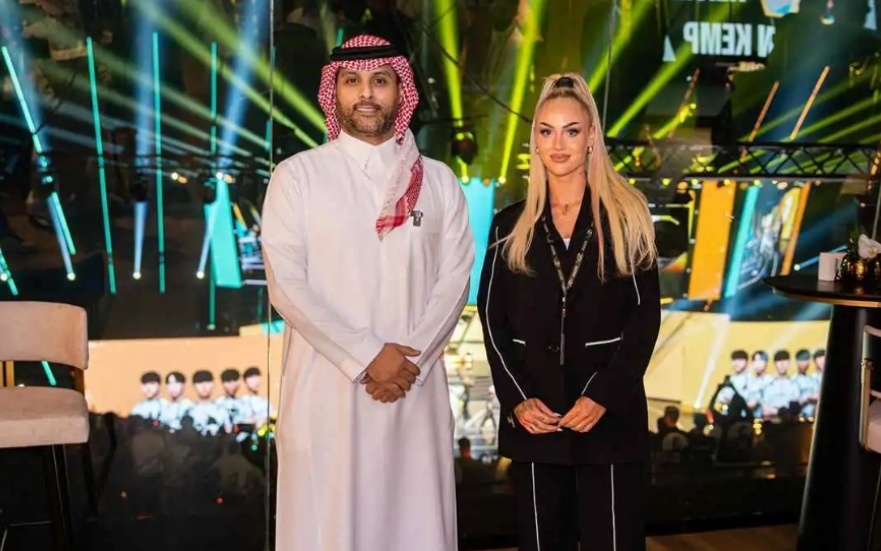 ياسر القحطاني و"أجمل لاعبة في العالم" يشعلان مواقع التواصل من قلب الرياض