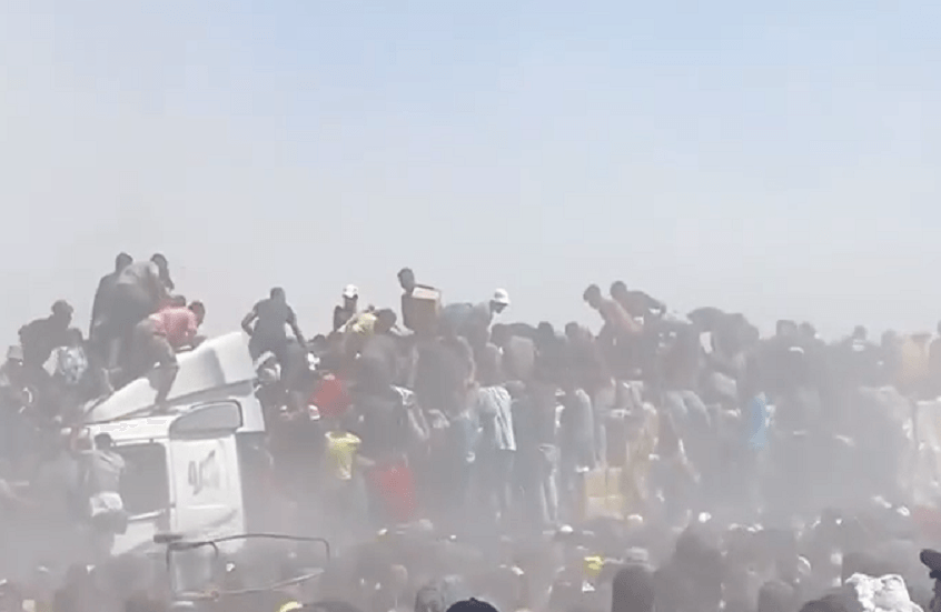 مشاهد صادمة لطالبي المساعدات حول شاحنة قرب "محور ميراج" الغربي جنوب قطاع غزة (فيديو)