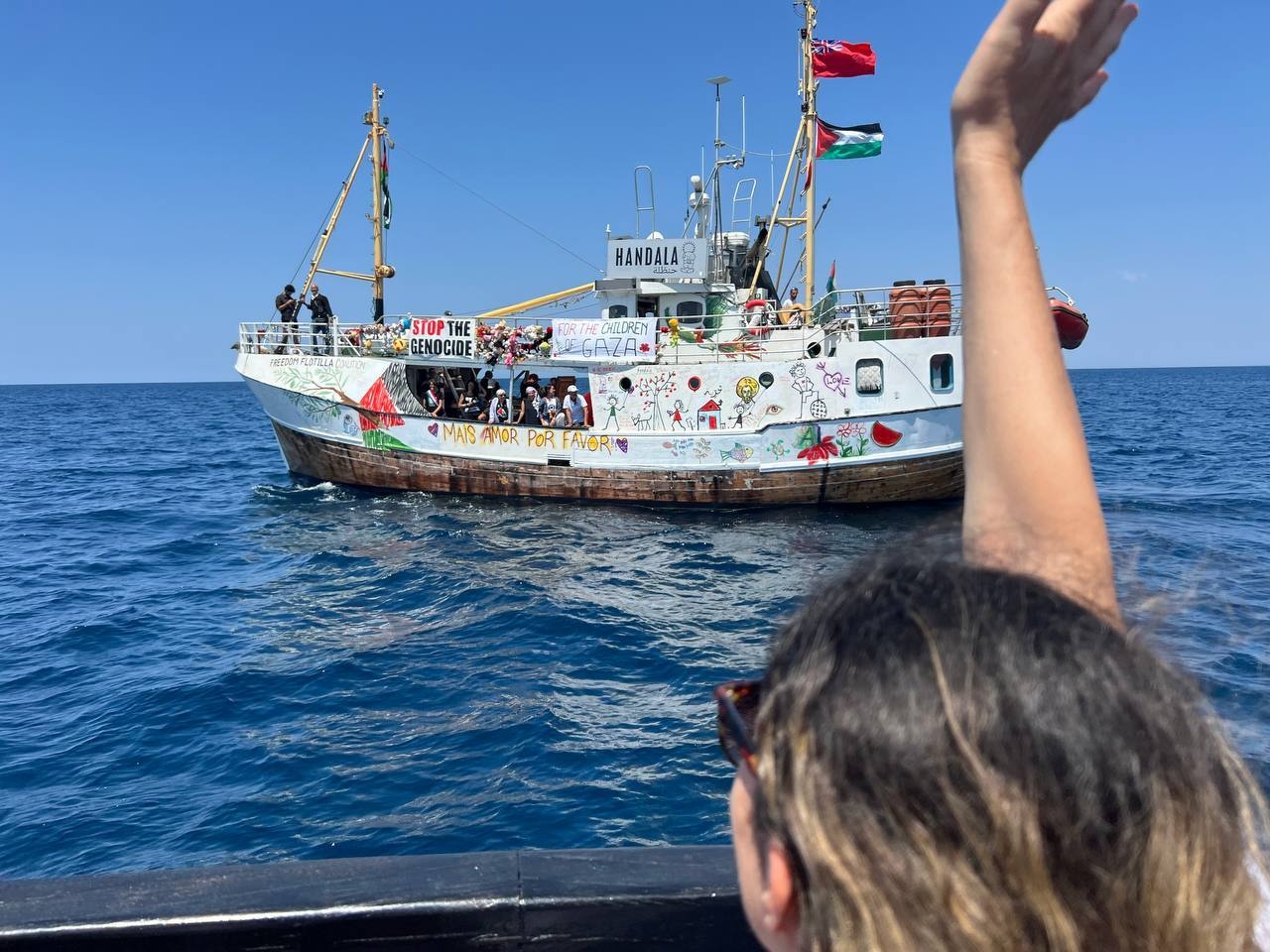 شاهد.. مسيرة إسرائيلية تحلق فوق سفينة أسطول الحرية "حنظلة" (فيديو)