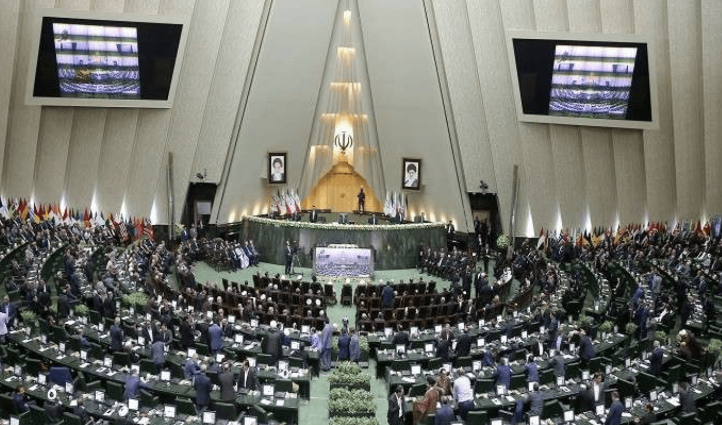 البرلمان الإيراني يوافق بأغلبية على مشروع قانون لمكافحة المعلومات المضللة على وسائل التواصل