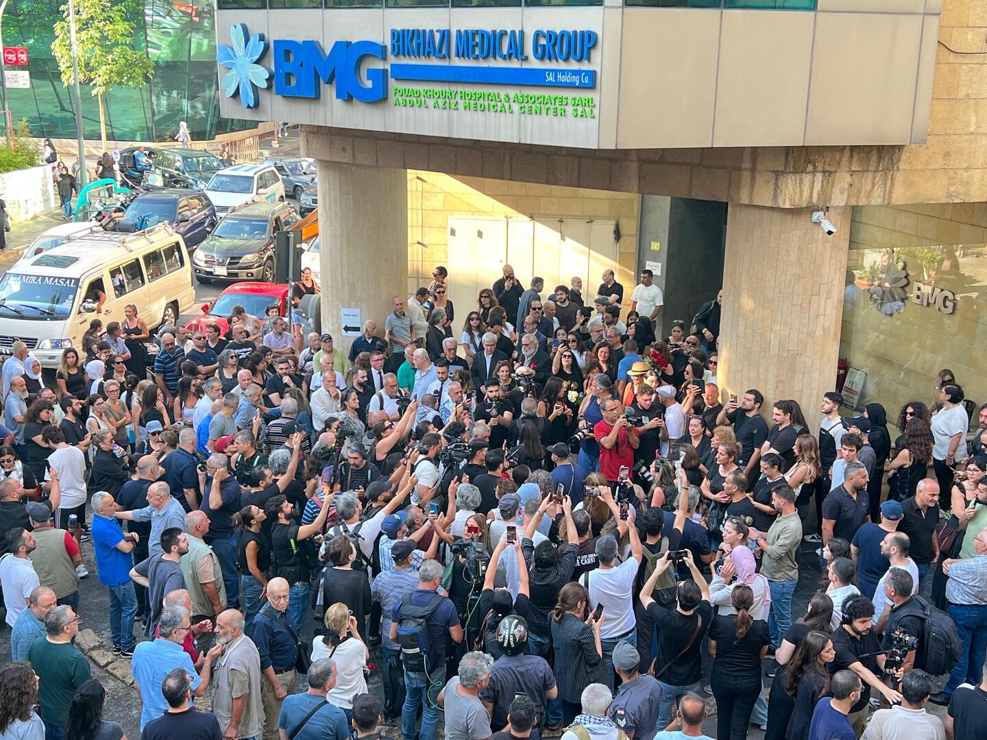 حشود غفيرة تودع الفنان زياد الرحباني أثناء نقل جثمانه من المستشفى (فيديو)