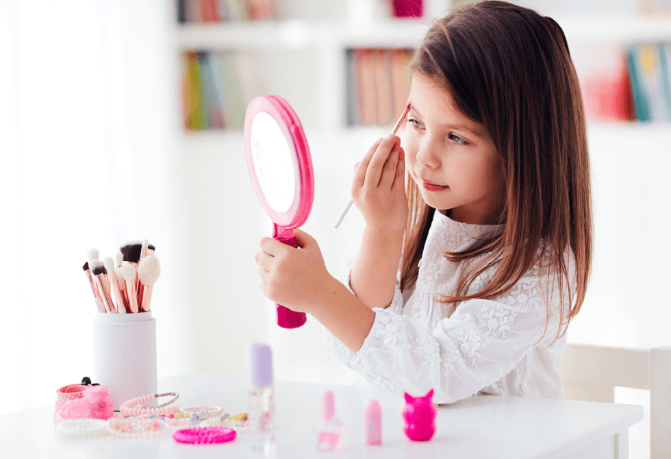 تعرض الأطفال لمستحضرات تجميل البالغين يثير مخاوف صحية خطيرة