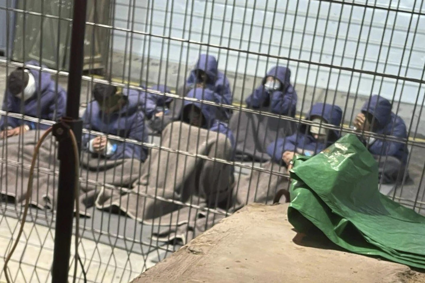 حماس: إسرائيل تواصل عمليات التعذيب والتنكيل بحق الأسرى الفلسطينيين داخل سجونها