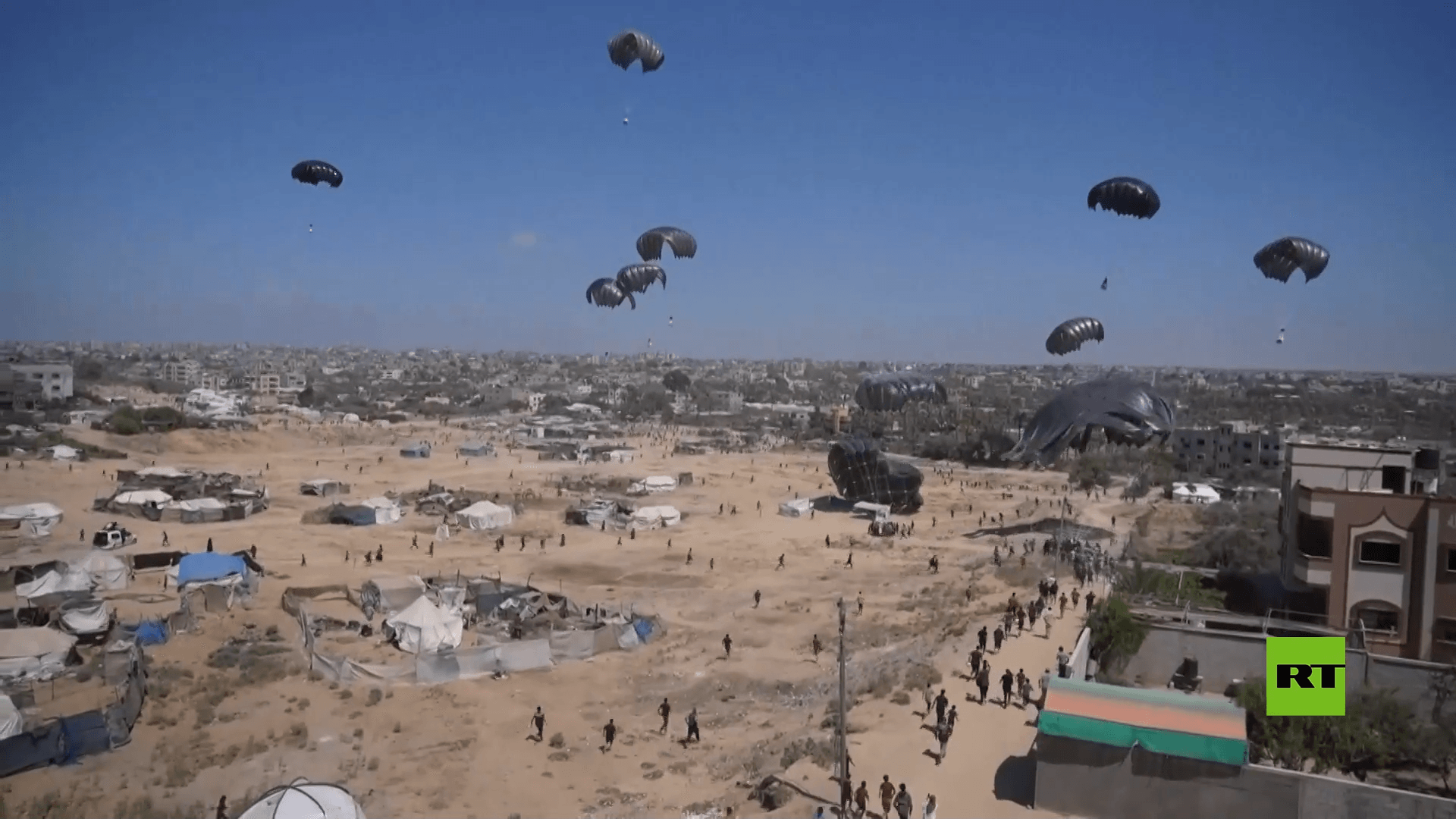 الغزيون يسرعون للحصول على المساعدات الملقاة جوا في محاولات يائسة لإطعام عائلاتهم