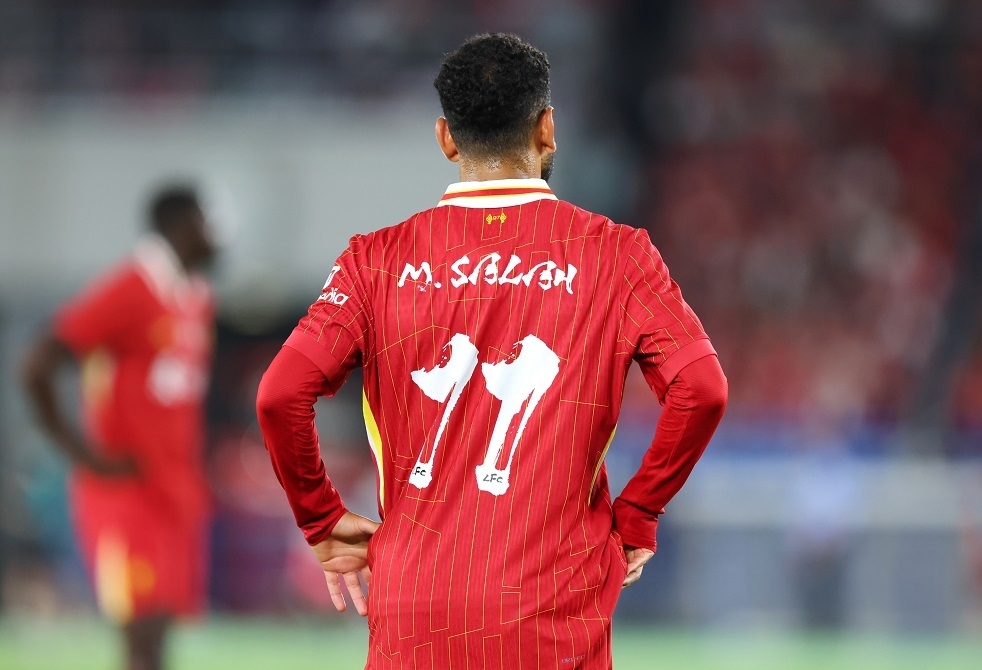 صلاح يشارك في الترويج لقمصان ليفربول للموسم الجديد (صور)