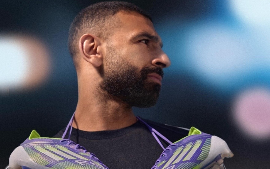 محمد صلاح يستعرض حذاءه الجديد.. يحمل اسمه وعلم مصر
