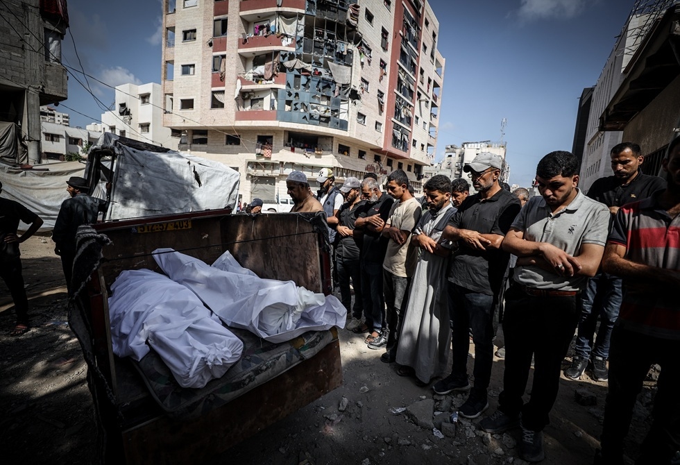 مقتل 23 فلسطينيا منذ الفجر وسط قصف متواصل على غزة