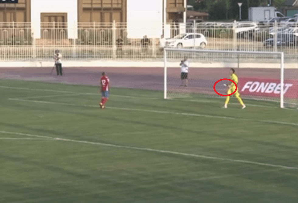 احتفل الحارس معتقدا أنها ضاعت.. أغرب ركلة ترجيح في تاريخ كرة القدم تحسم مباراة بكأس روسيا (فيديو)