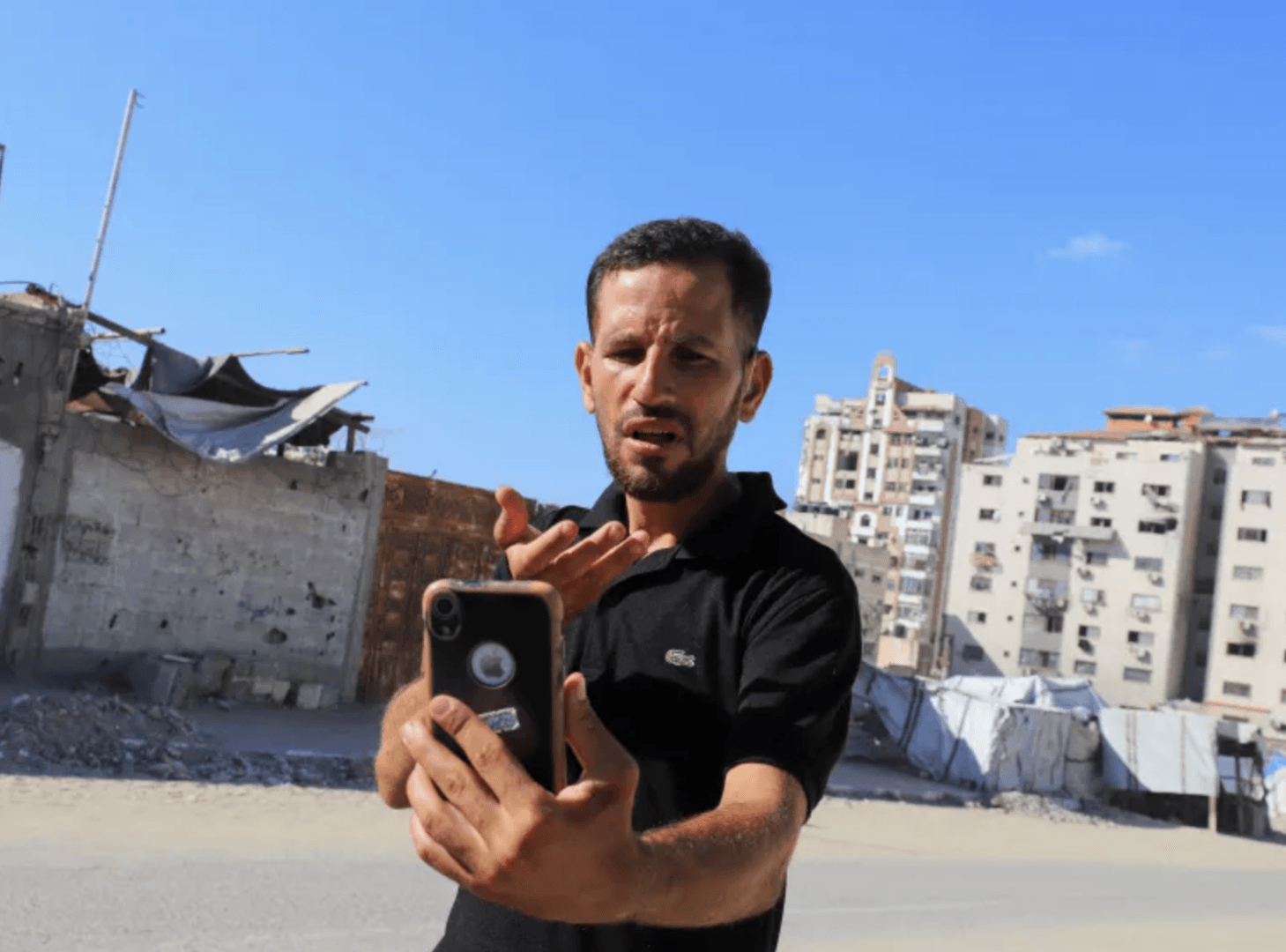 "مراسل بلا صوت".. شاب فلسطيني أصم يوثق معاناة غزة بلغة الإشارة ويبثها للعالم