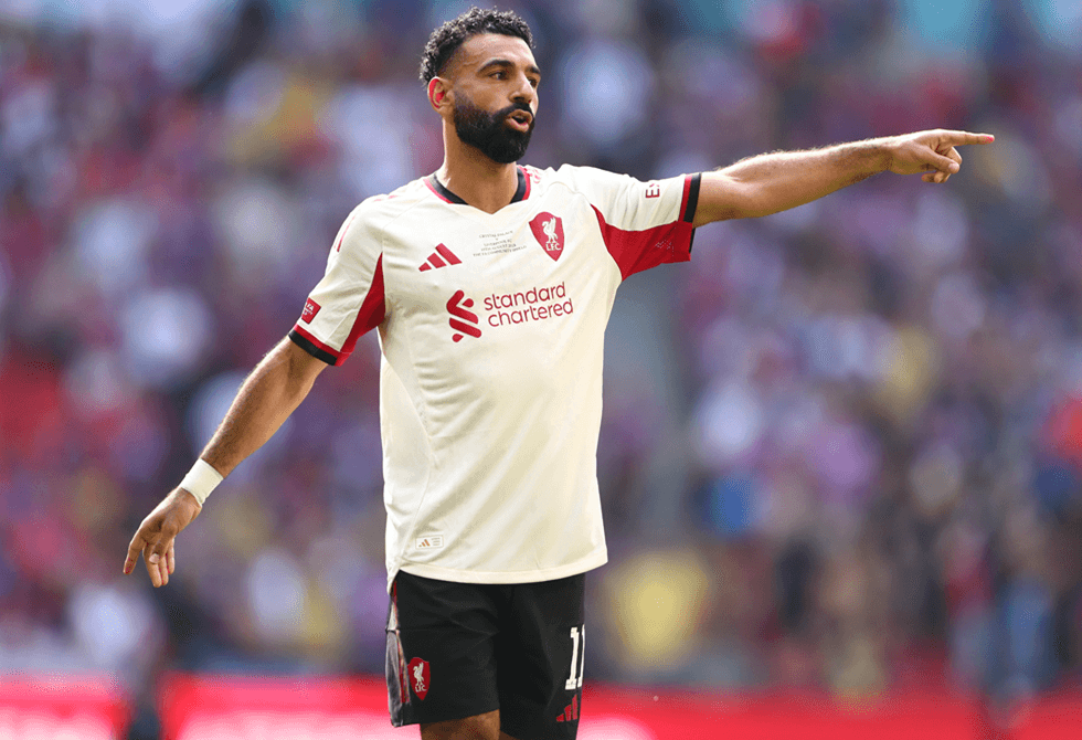 نشطاء إسرائيليون يهاجمون صلاح ويتقدمون بطلب لـ"اليويفا"