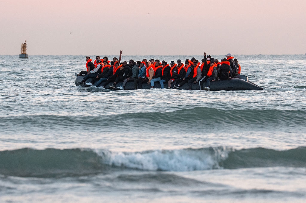 50 ألف مهاجر عبر القناة  الانكليزية منذ تولي ستارمر.. وزيرة: نحن المسؤولون لكن الجذور قديمة