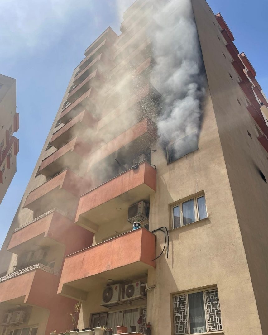 العراق.. إنقاذ عائلات وأطفال من حريق شقة في مجمع الزهور ببغداد (فيديو)