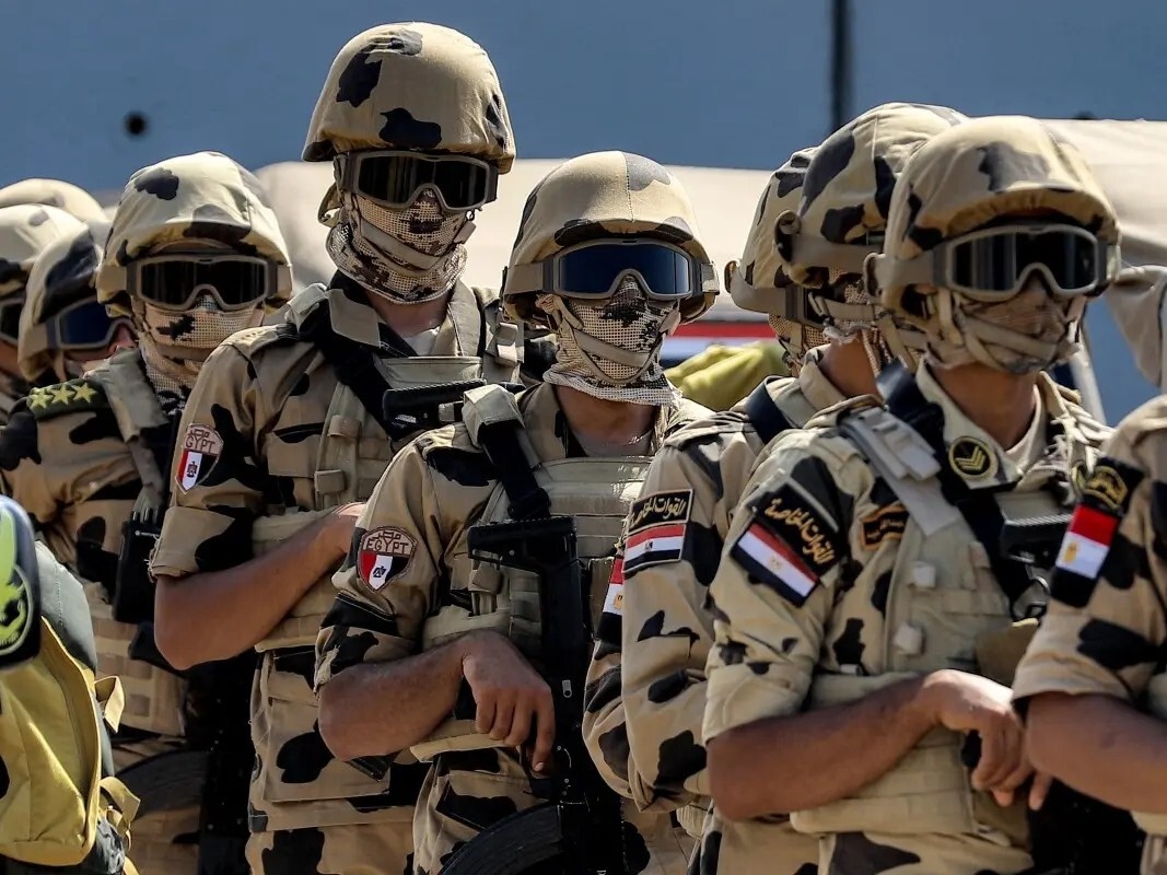 مصر.. هجوم عنيف على فنان شهير وجه تهديدا غامضا لضباط الجيش