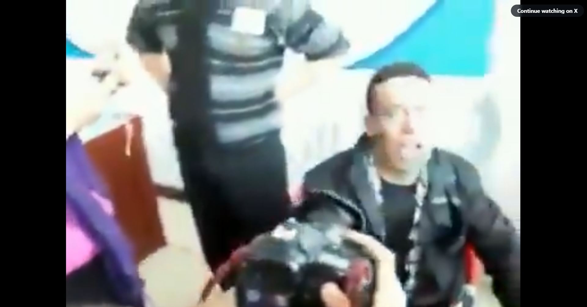 مصر.. نشر فيديو لفنان مشهور يشارك في استجواب مواطن بميدان التحرير
