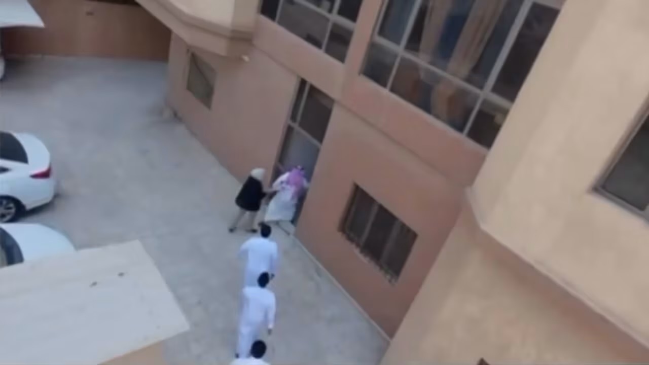 ضبط "مشعوذة" في مداهمة أمنية مثيرة بالكويت.. شاهد ماذا عثروا في منزلها! ـ فيديو