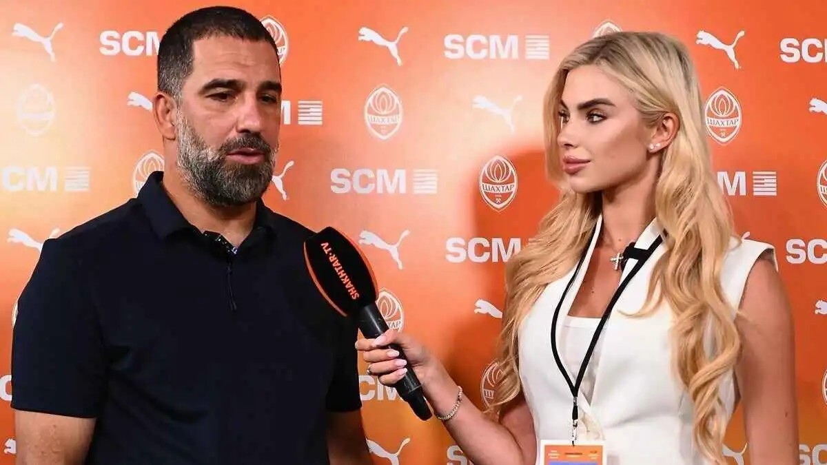 بسبب مذيعة حسناء.. تعليقات ساخرة طالت نجم برشلونة السابق (صور)
