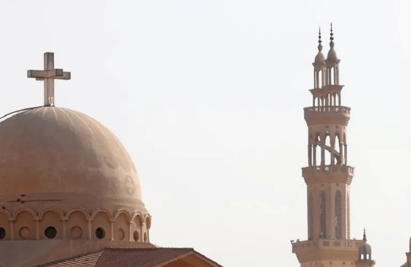 مصر.. تدوينة ساويرس عن المساجد والكنائس تثير ردود فعل متغايرة