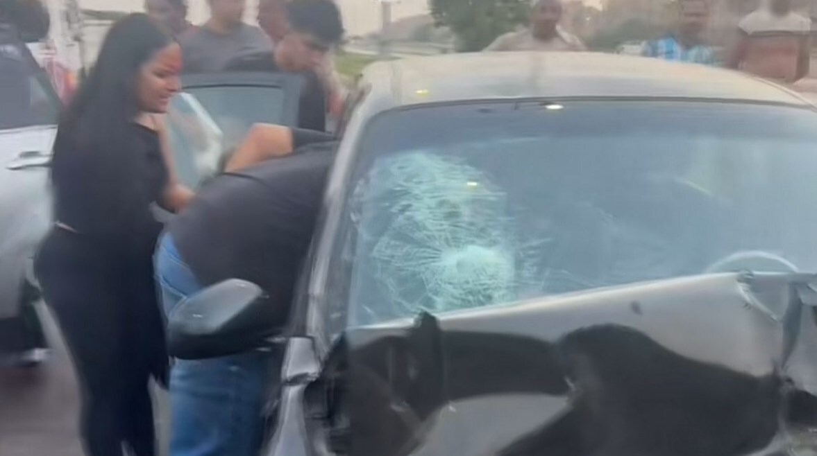 مصر.. مطاردة مرعبة لفتيات على طريق الواحات تنتهي بحادث مروع (فيديو)