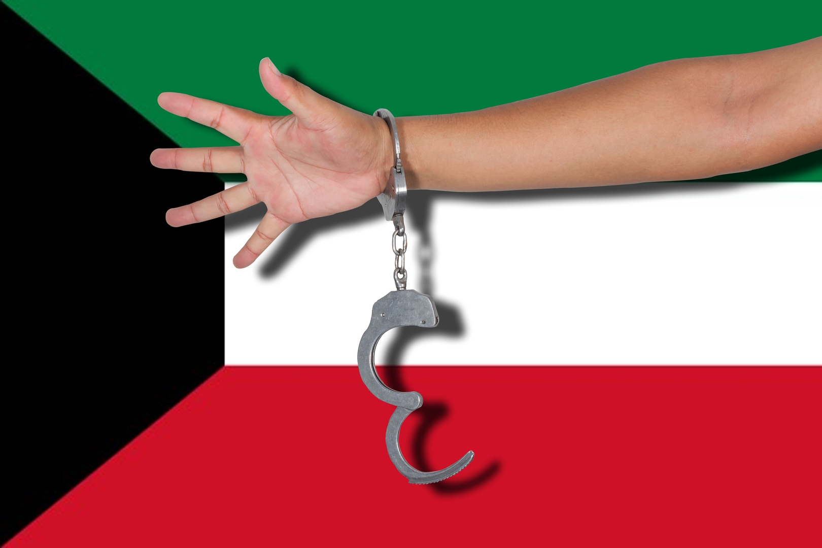 وزير الداخلية الكويتي يواجه تاجر مخدرات بعد مداهمة معمل يستخدمه للتصنيع (فيديو)