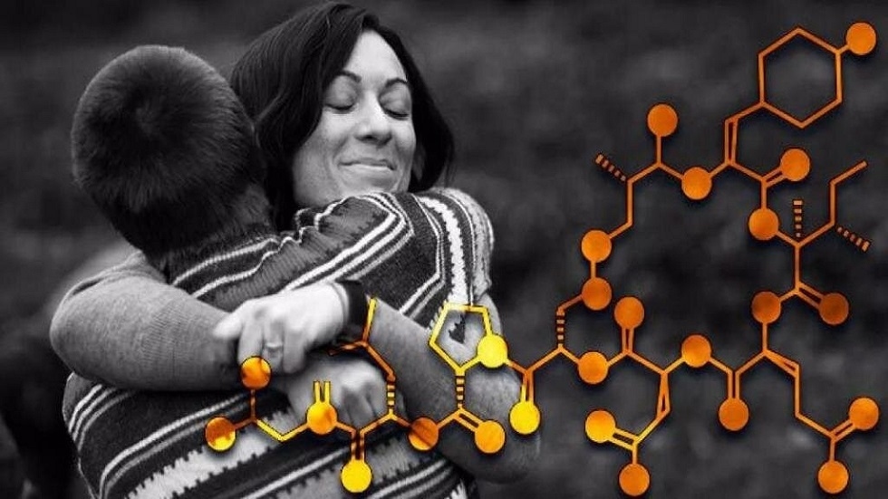 "هرمون الحب" ليس فقط للرومانسية.. كيف يعزز الأوكسيتوسين صداقاتنا