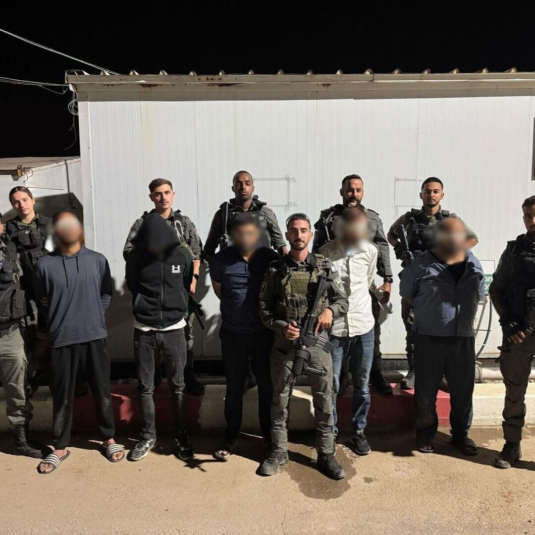 إسرائيل تعتقل 5 فلسطينيين رفعوا أعلام "حماس" بجنازة شمال الضفة