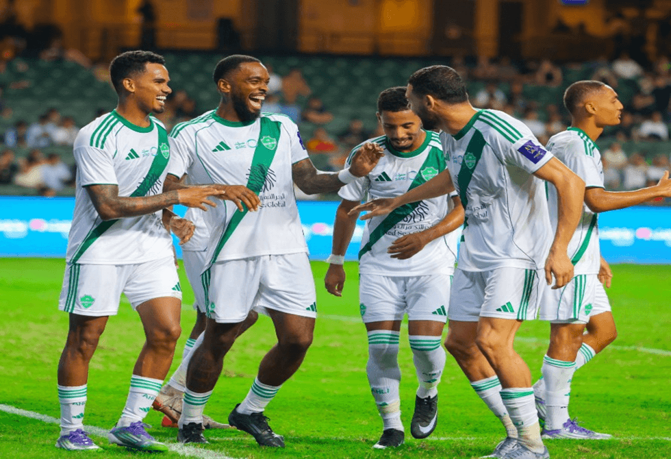 الأهلي يكتسح القادسية ويضرب موعدا مع النصر في نهائي السوبر السعودي (فيديو)