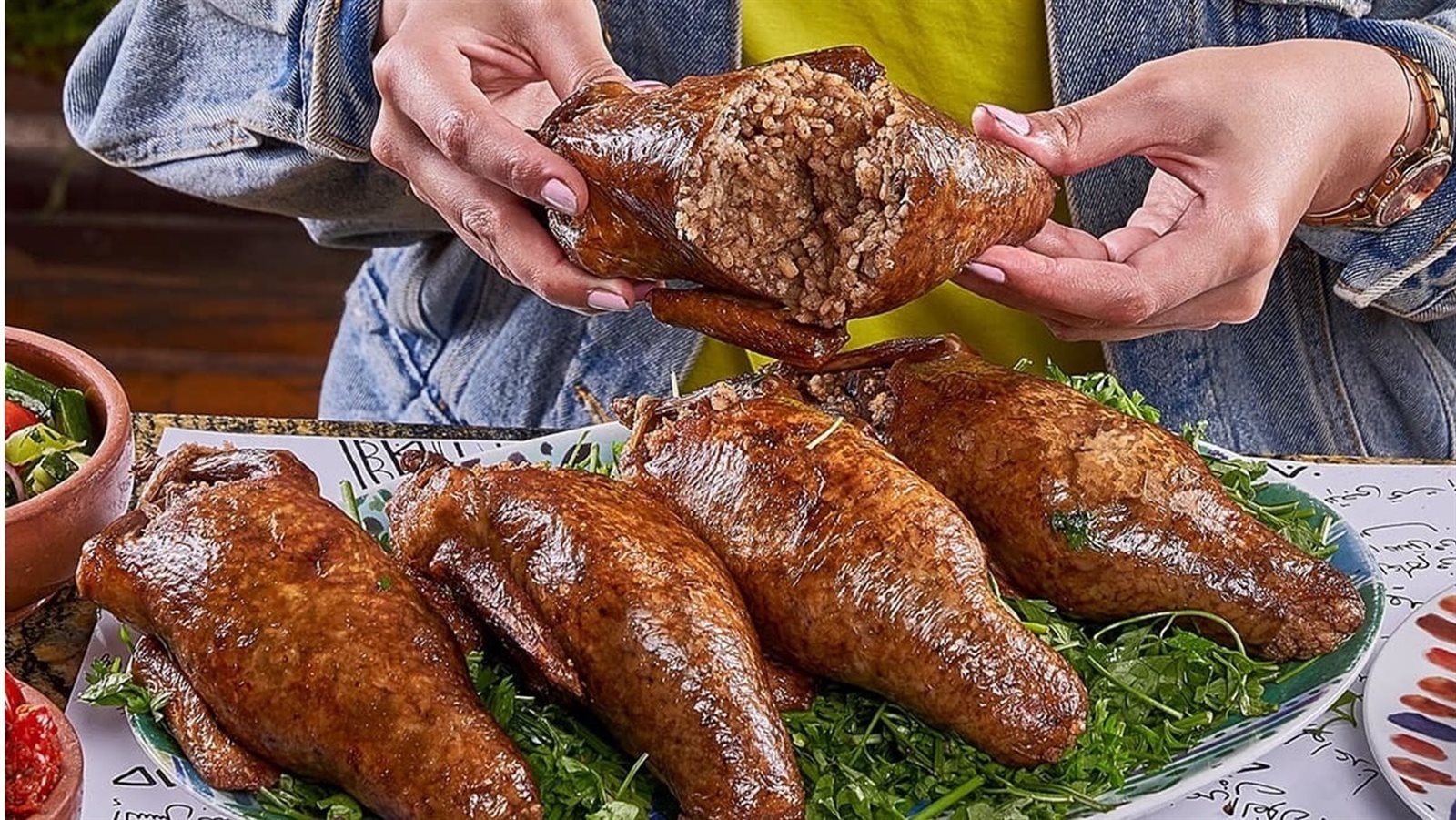 'هتعمليه في البيت أروع من المطاعم' طريقة تحضير الحمام المحشي بالأرز بمذاق خرافي وشكل يفتح النفس