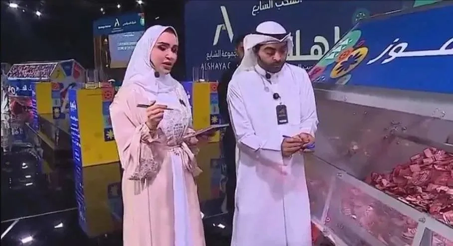 مصرية متهمة في قضية «سحوبات الجوائز» بالكويت حولت إحدى السيارات الفاخرة التي فازت بها إلى اسم زوجها