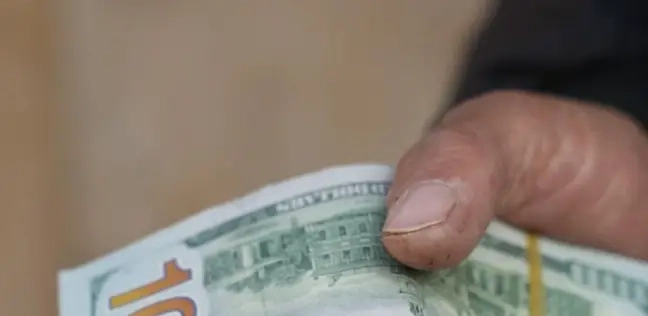 «حول واستلم بالدولار».. «البنك الأهلي» يوضح طريقتين لتحويل الأموال من الخارج