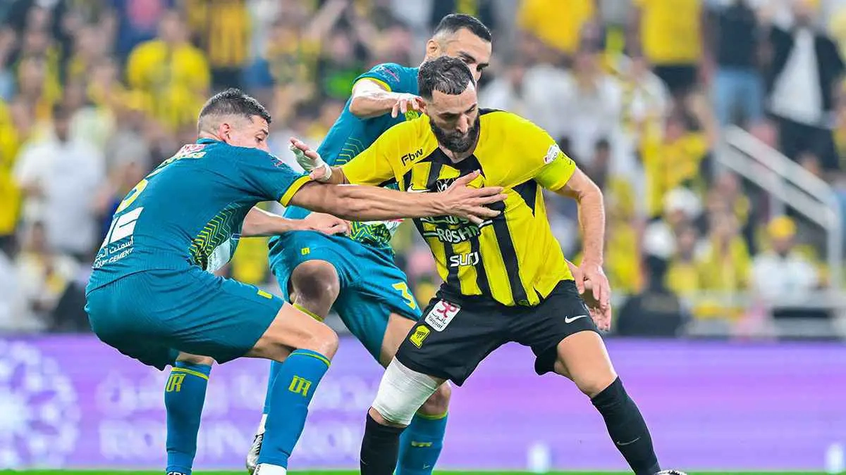 لا تطلبوا حكاما أجانب.. نصيحة مثيرة لنادي الاتحاد لحسم الدوري السعودي