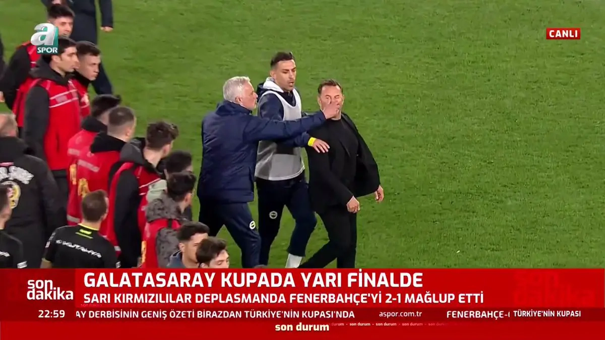 رسميا.. إيقاف جوزيه مورينيو مدرب فناربخشه 3 مباريات وتغريمه نحو 6 آلاف جنيه إسترليني بعد أن أمسك أنف أوكان بوروك مدرب غلطة سراي في مباراة قمة إسطنبول
