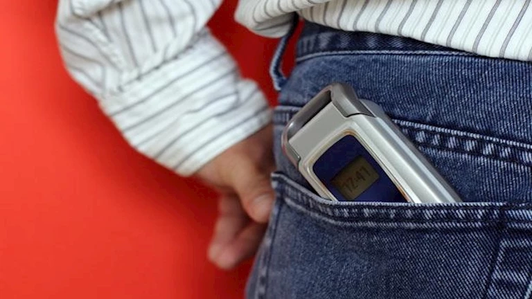هذا ما يحدث لصحة الرجال عند وضع الهاتف في 'الجيب'