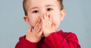 لو ابنك متأخر في الكلام.. اتبعي هذه الحيل النفسية
