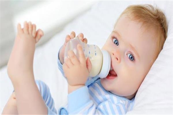 سنة أولى أمومة.. الطريقة الصحيحة لإعطاء الحليب للرضيع بدون غازات #بوابة_أخبار_اليوم